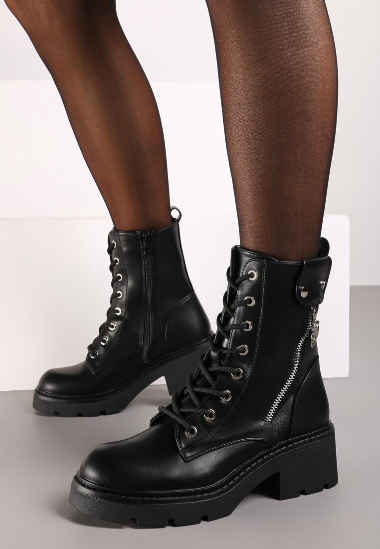Czarne Botki Typu Trapery na Niskim Obcasie z Imitacją Suwaka i Zawieszką przy Cholewce Gartia
