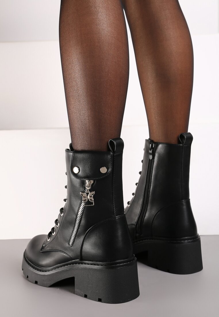 Czarne Botki Typu Trapery na Niskim Obcasie z Imitacją Suwaka i Zawieszką przy Cholewce Gartia