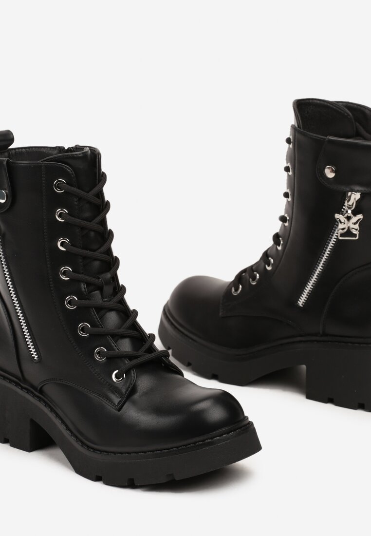 Czarne Botki Typu Trapery na Niskim Obcasie z Imitacją Suwaka i Zawieszką przy Cholewce Gartia