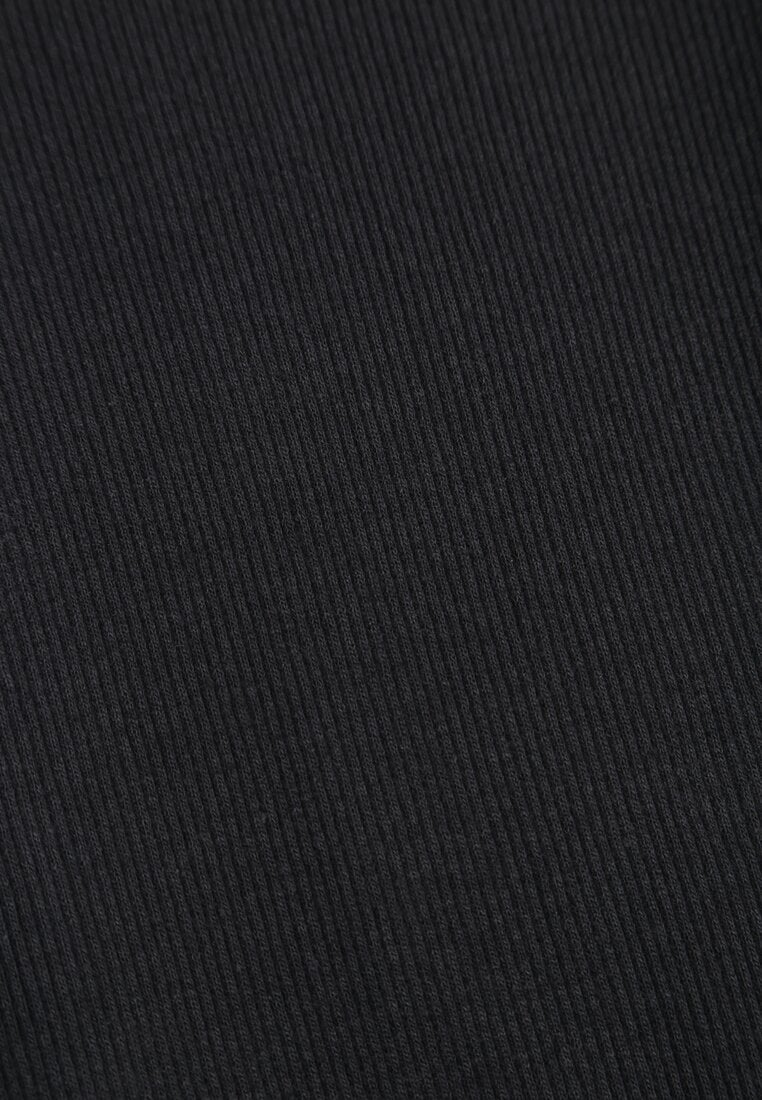 Czarna Sweterkowa Sukienka o Dopasowanym Kroju Sartana