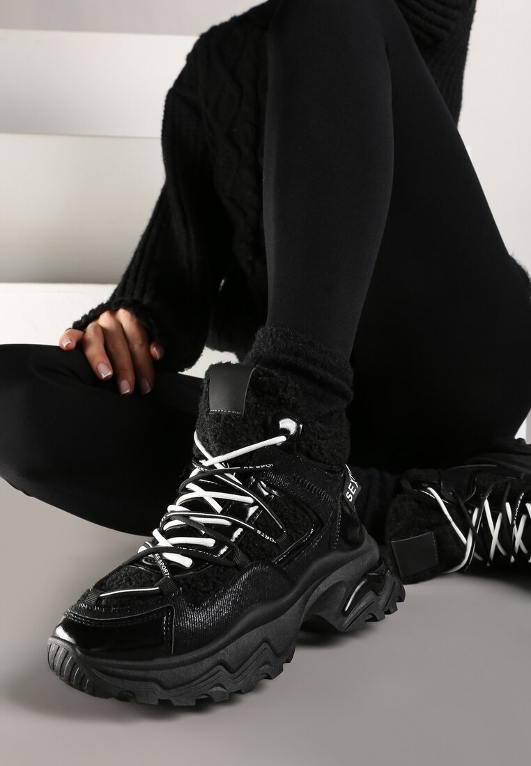 Czarne Sneakersy na Platformie Ozdobione Metaliczną Nicią i Futerkiem Volattia