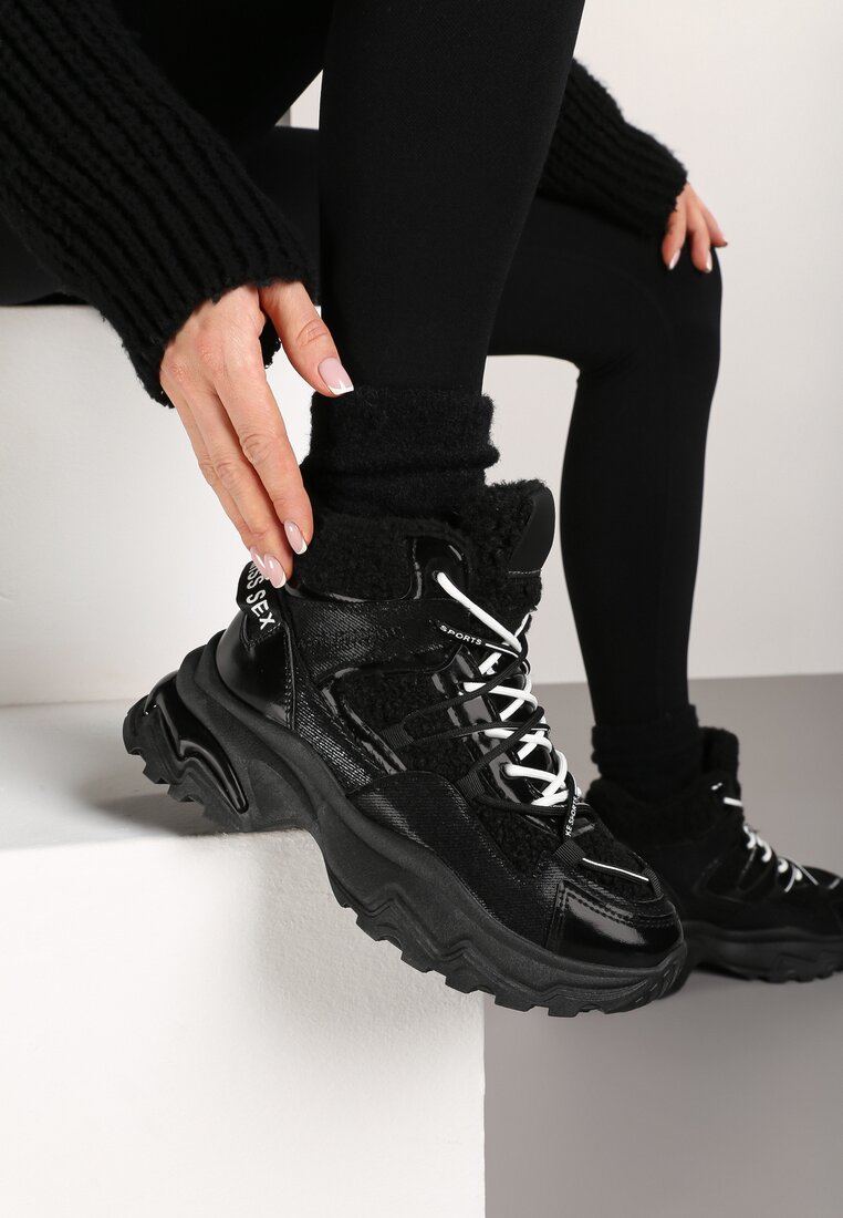 Czarne Sneakersy na Platformie Ozdobione Metaliczną Nicią i Futerkiem Volattia