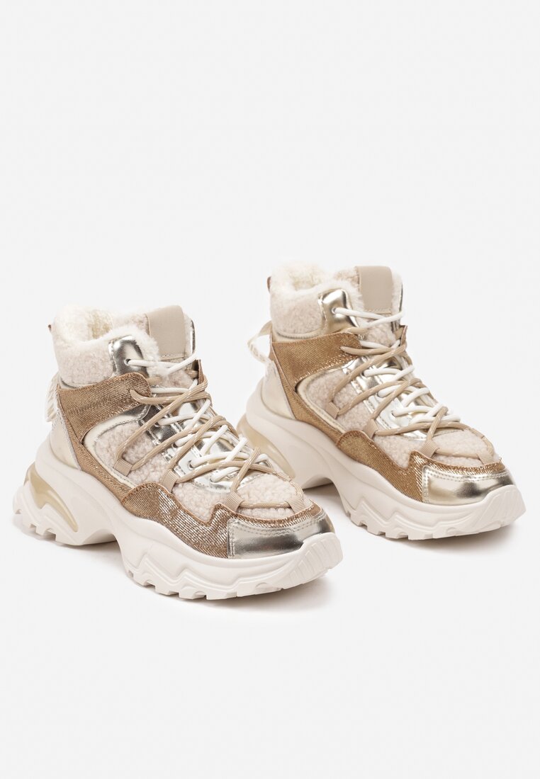 Złote Sneakersy na Platformie Ozdobione Metaliczną Nicią i Futerkiem Volattia