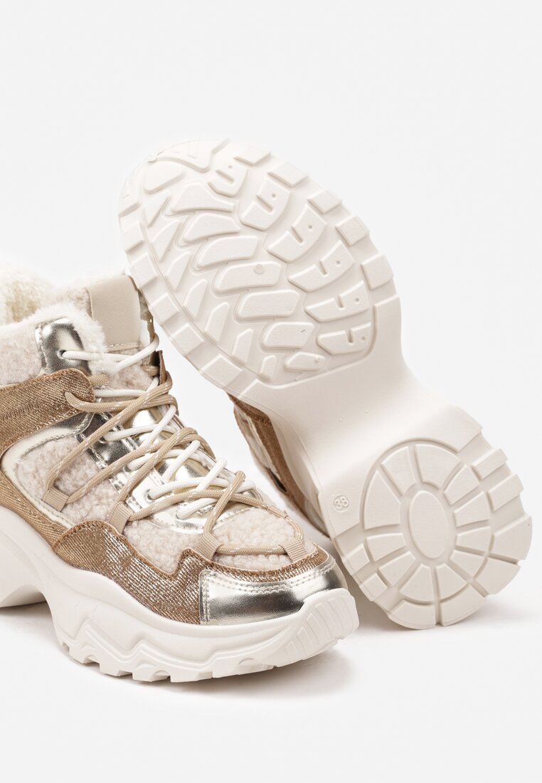 Złote Sneakersy na Platformie Ozdobione Metaliczną Nicią i Futerkiem Volattia
