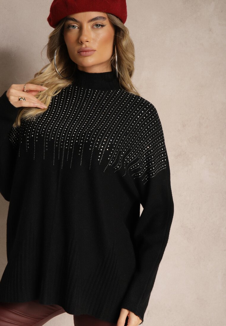 Czarny Golf o Kroju Oversize z Eleganckim Cyrkoniowym Zdobieniem przy Dekolcie Melirra
