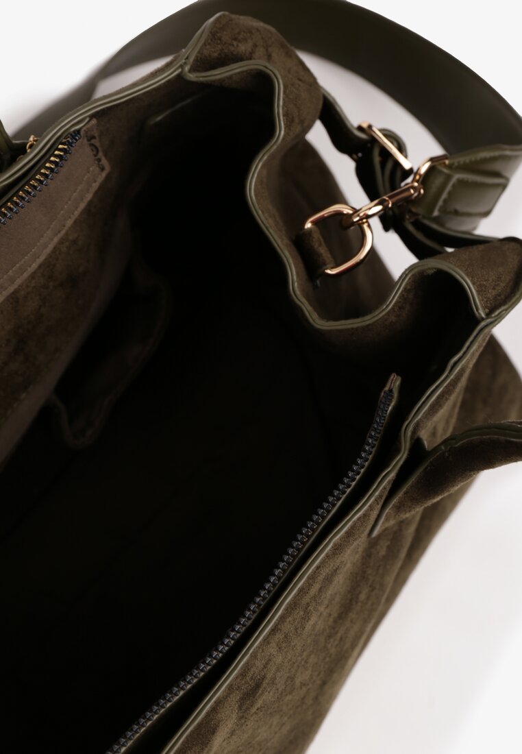 Zielona Torebka na Ramię z Dodatkowym Paskiem Ozdobiona Metalicznym Breloczkiem Stinala