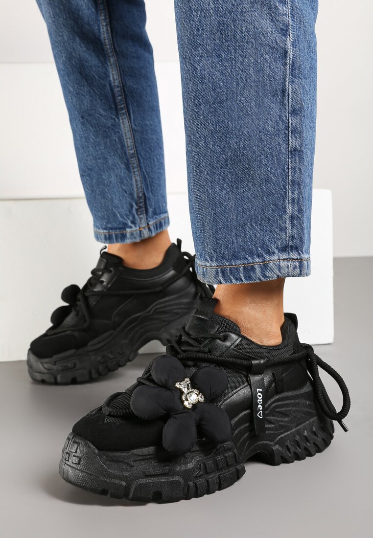 Czarne Sneakersy na Tłoczonej Podeszwie z Podwójnymi Sznurówkami i Kwiatową Naszywką Nitina