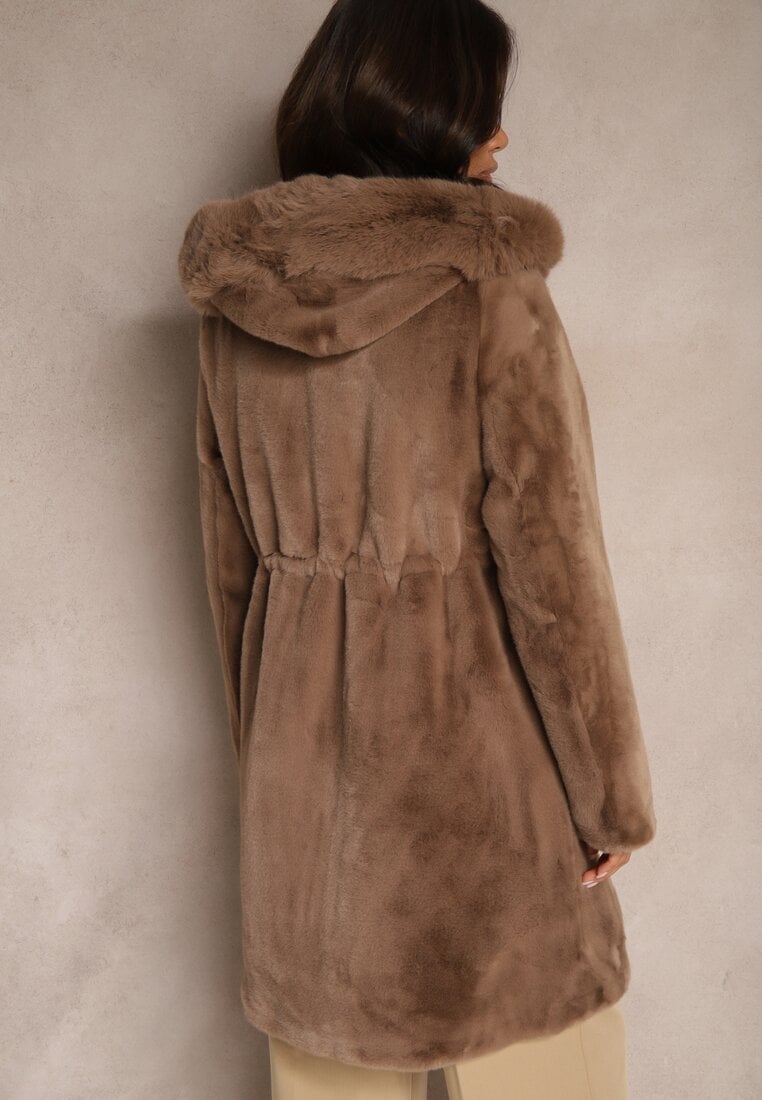 Brązowy Płaszcz Futerkowy o Prostym Kroju z Kapturem Zapinany na Suwak Hedilira