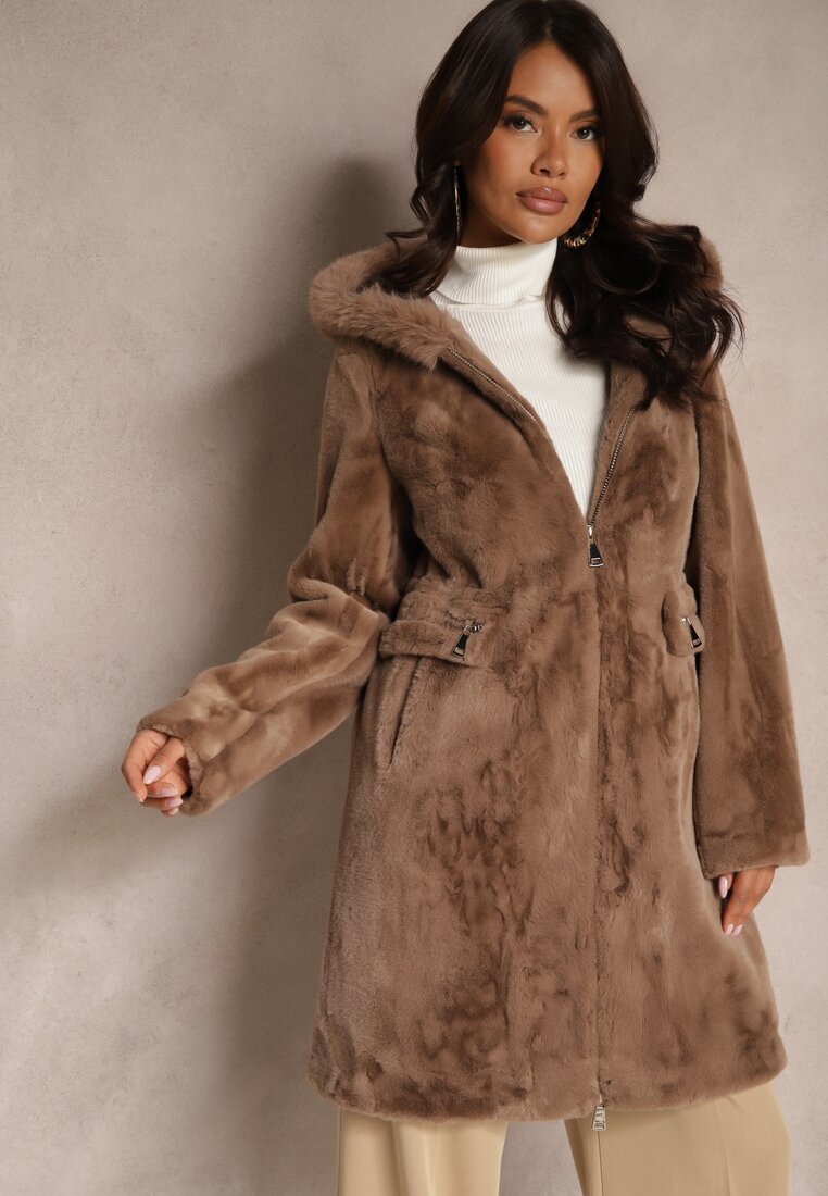 Brązowy Płaszcz Futerkowy o Prostym Kroju z Kapturem Zapinany na Suwak Hedilira