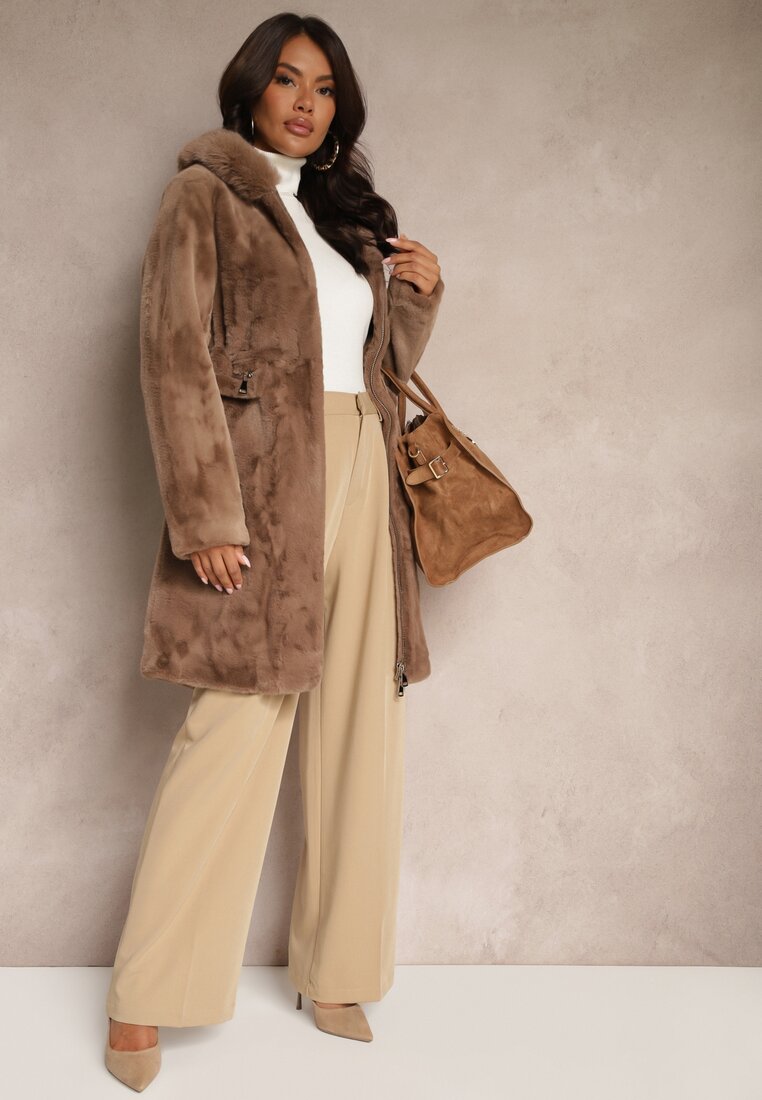 Brązowy Płaszcz Futerkowy o Prostym Kroju z Kapturem Zapinany na Suwak Hedilira