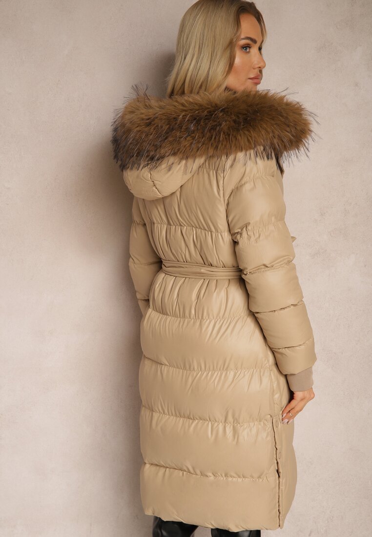 Beżowa Kurtka Pikowana o Długim Kroju z Kapturem Wiązana w Pasie z Odpinanym Futerkiem Phorira