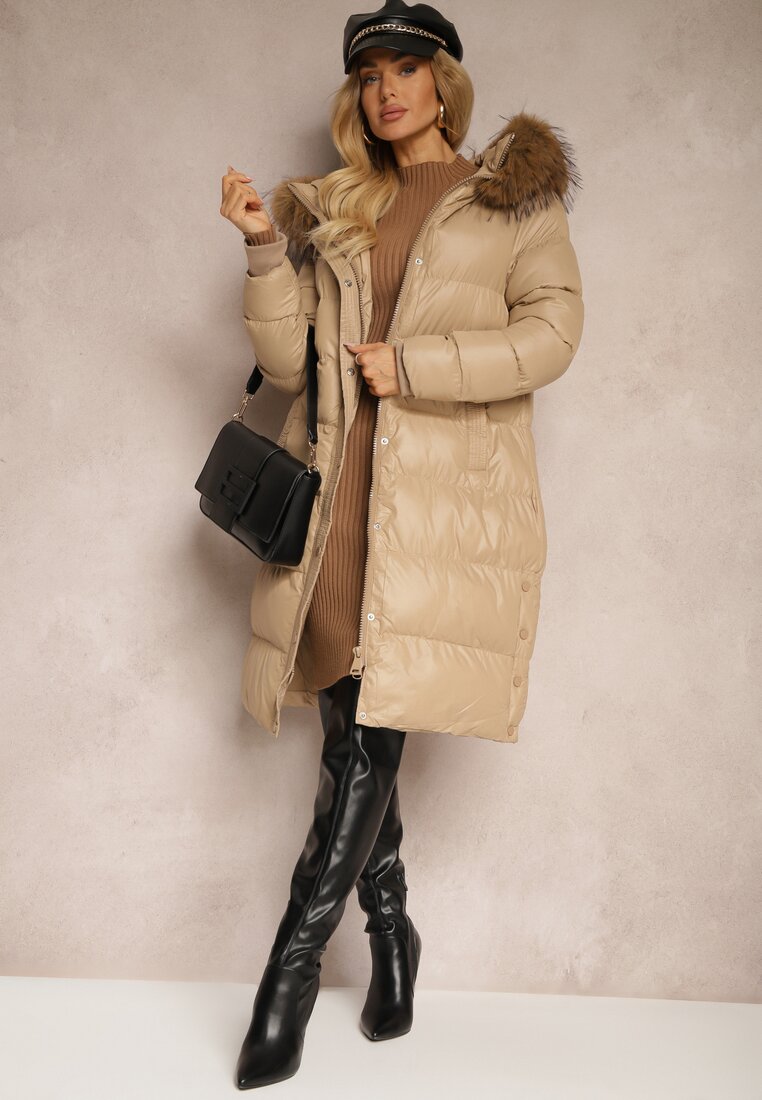 Beżowa Kurtka Pikowana o Długim Kroju z Kapturem Wiązana w Pasie z Odpinanym Futerkiem Phorira