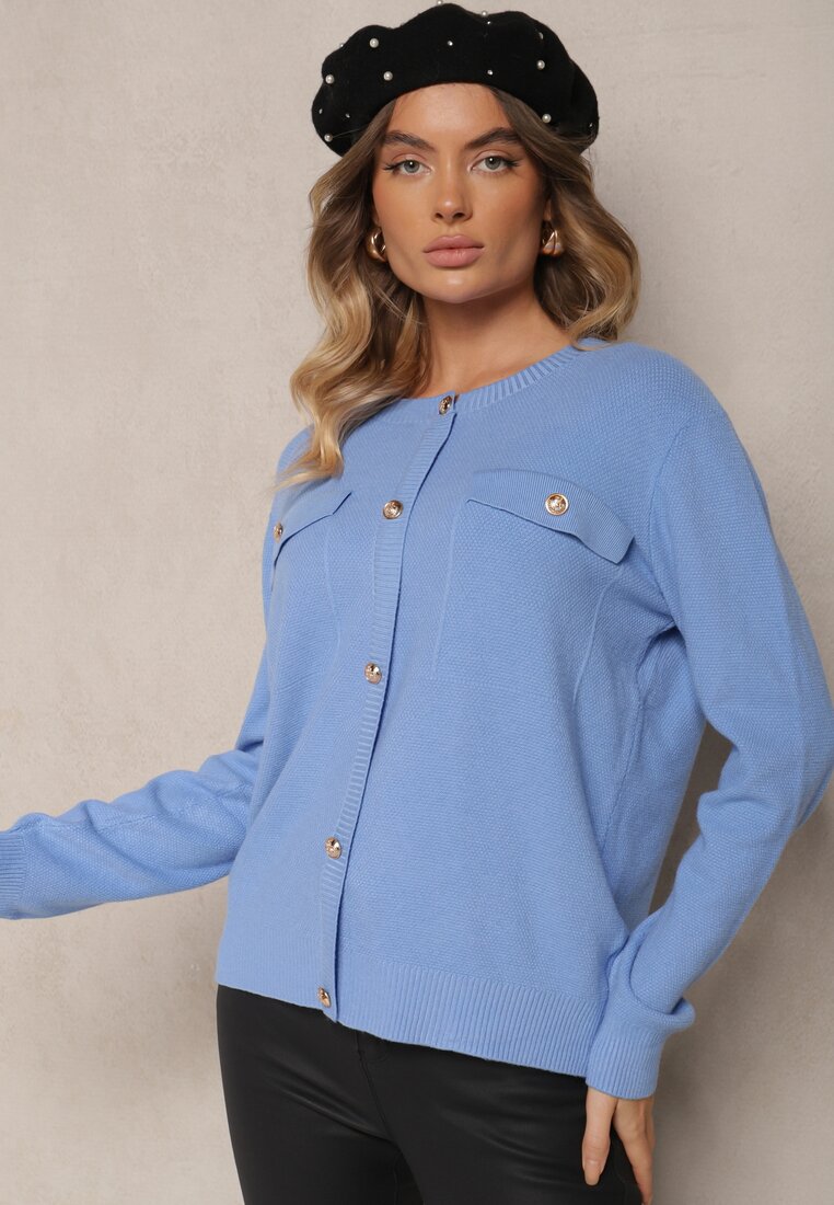 Niebieski Sweter w Wiskozą Zdobiony Eleganckimi Guzikami i Imitacją Kieszeni Fezita