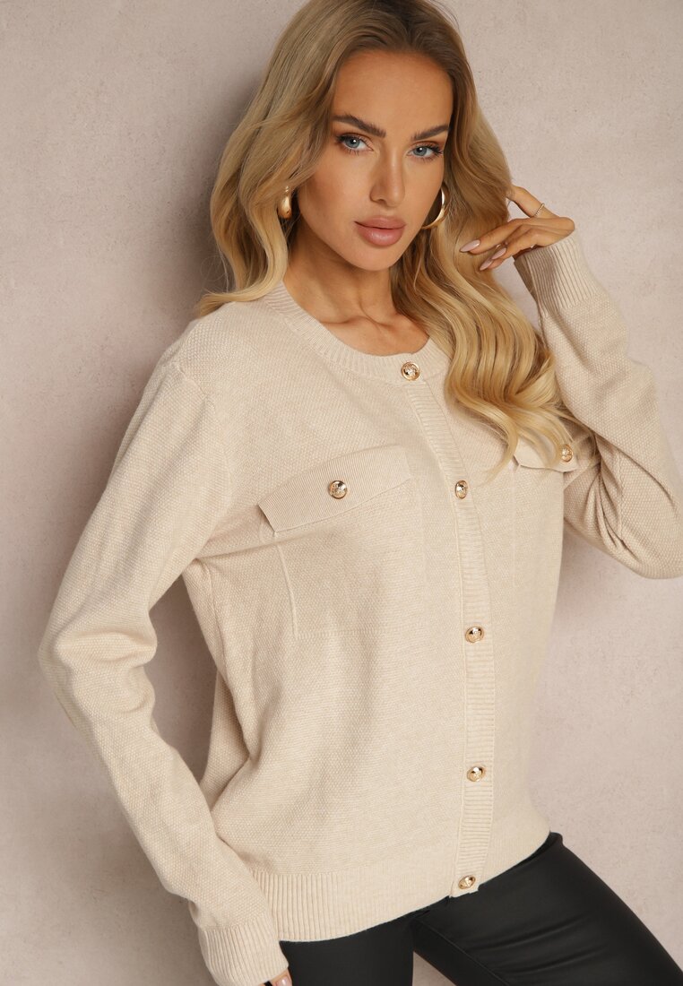 Beżowy Sweter w Wiskozą Zdobiony Eleganckimi Guzikami i Imitacją Kieszeni Fezita