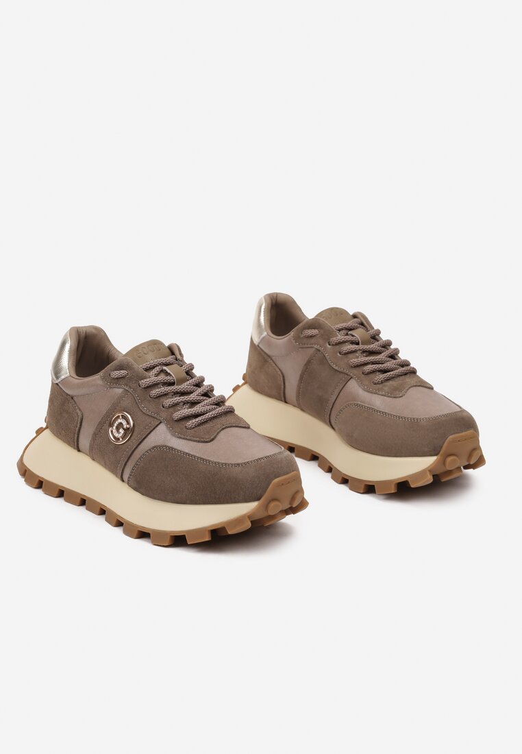 Ciemnobeżowe Sneakersy na Platformie ze Skóry Naturalnej Ozdobione Metaliczną Aplikacją Realith