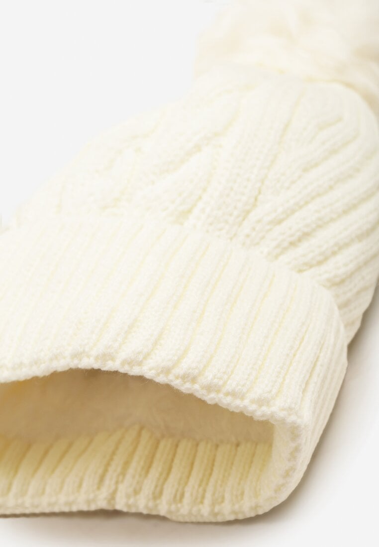 Biała Czapka Typu Beanie Zdobiona Pomponem i Warkoczowym Splotem Ocieplana Futrem Zenedi