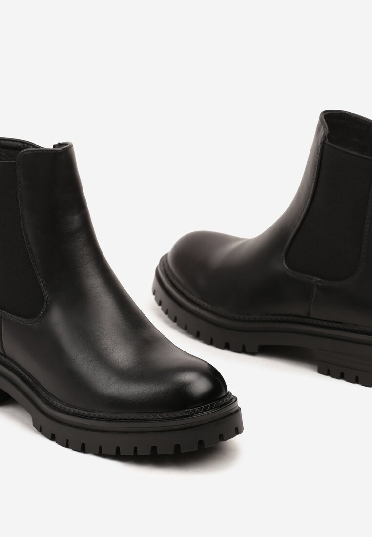 Botine Nelathil Negre