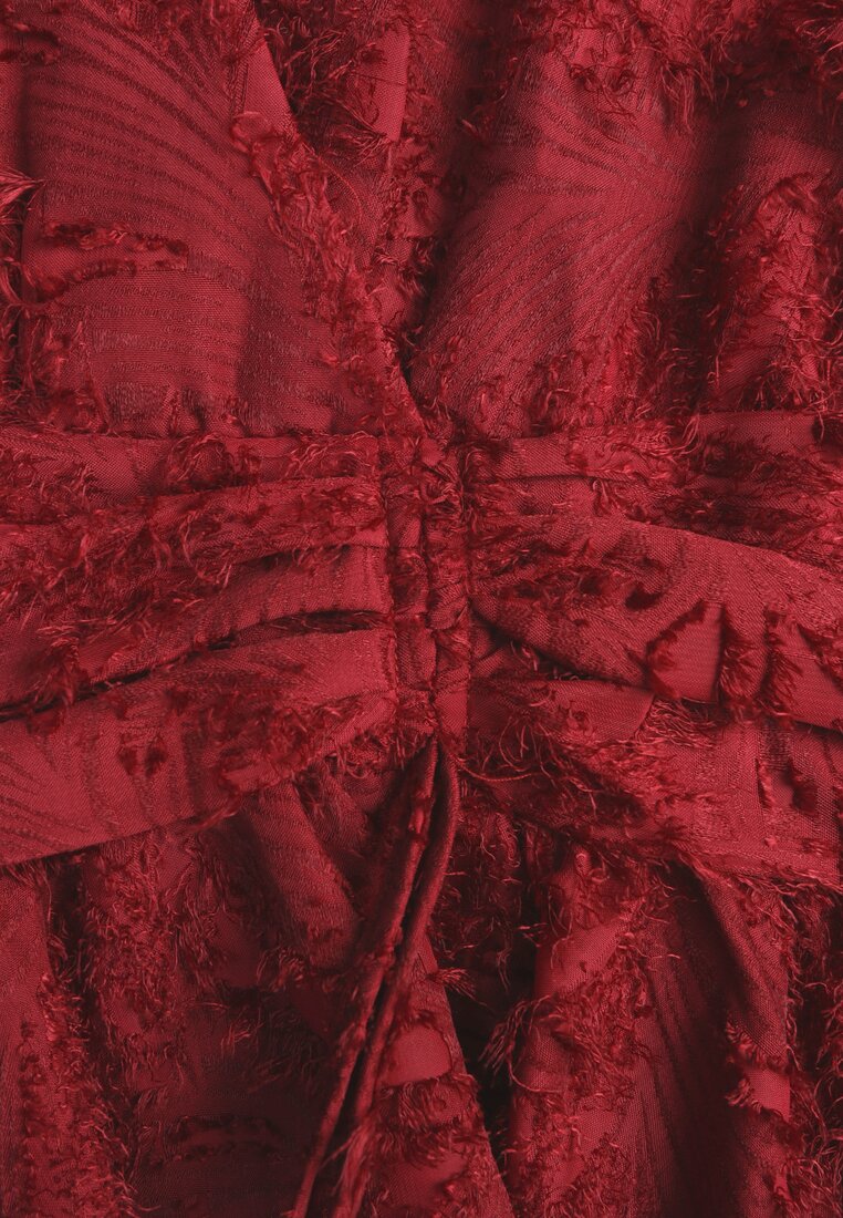 Bordowa Sukienka Koktajlowa z Modnym Marszczeniem i Nitkami Gorena