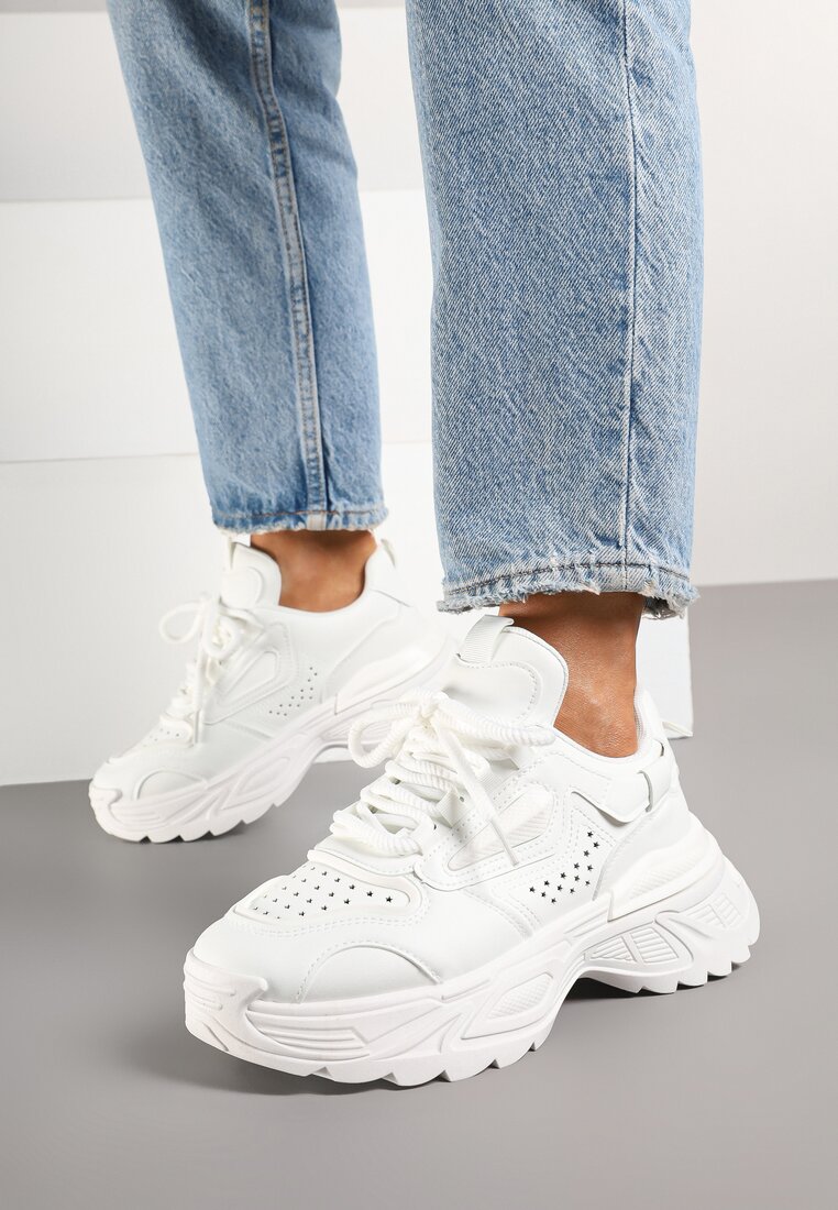 Białe Sneakersy w Streetwearowym Stylu na Tłoczonej Podeszwie Nelasea
