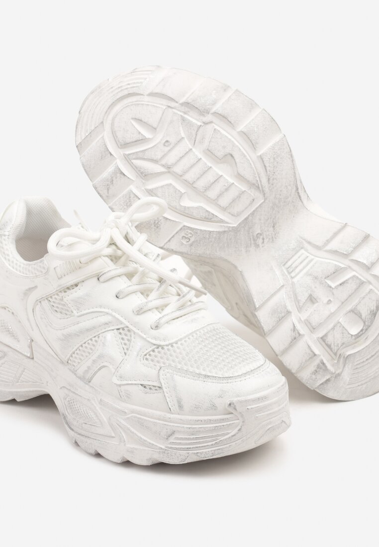 Białe Sneakersy w Streetwearowym Stylu na Podeszwie z Tłoczeniami Neodeoriel