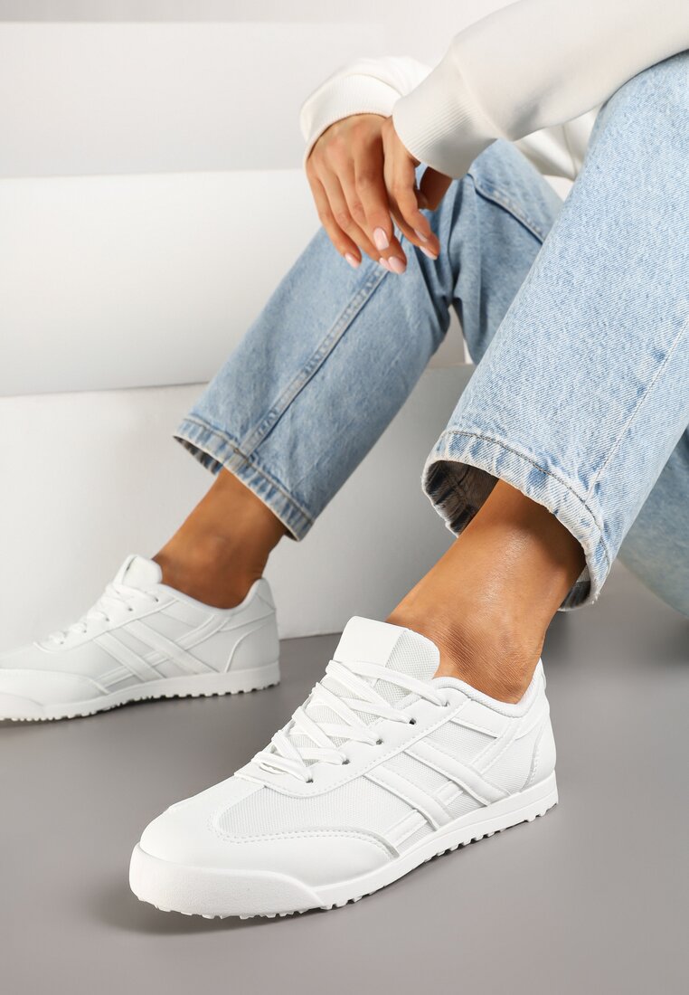 Białe Sneakersy na Płaskiej Podeszwie z Geometrycznym Wzorem Rivmi