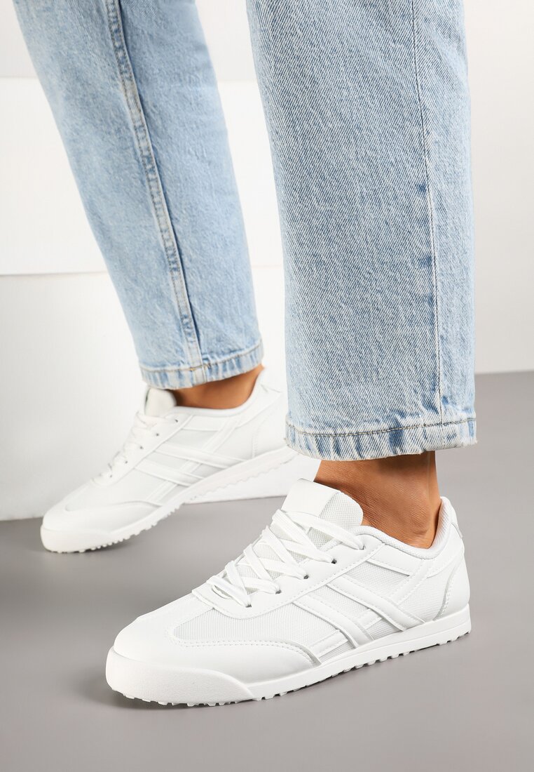 Białe Sneakersy na Płaskiej Podeszwie z Geometrycznym Wzorem Rivmi