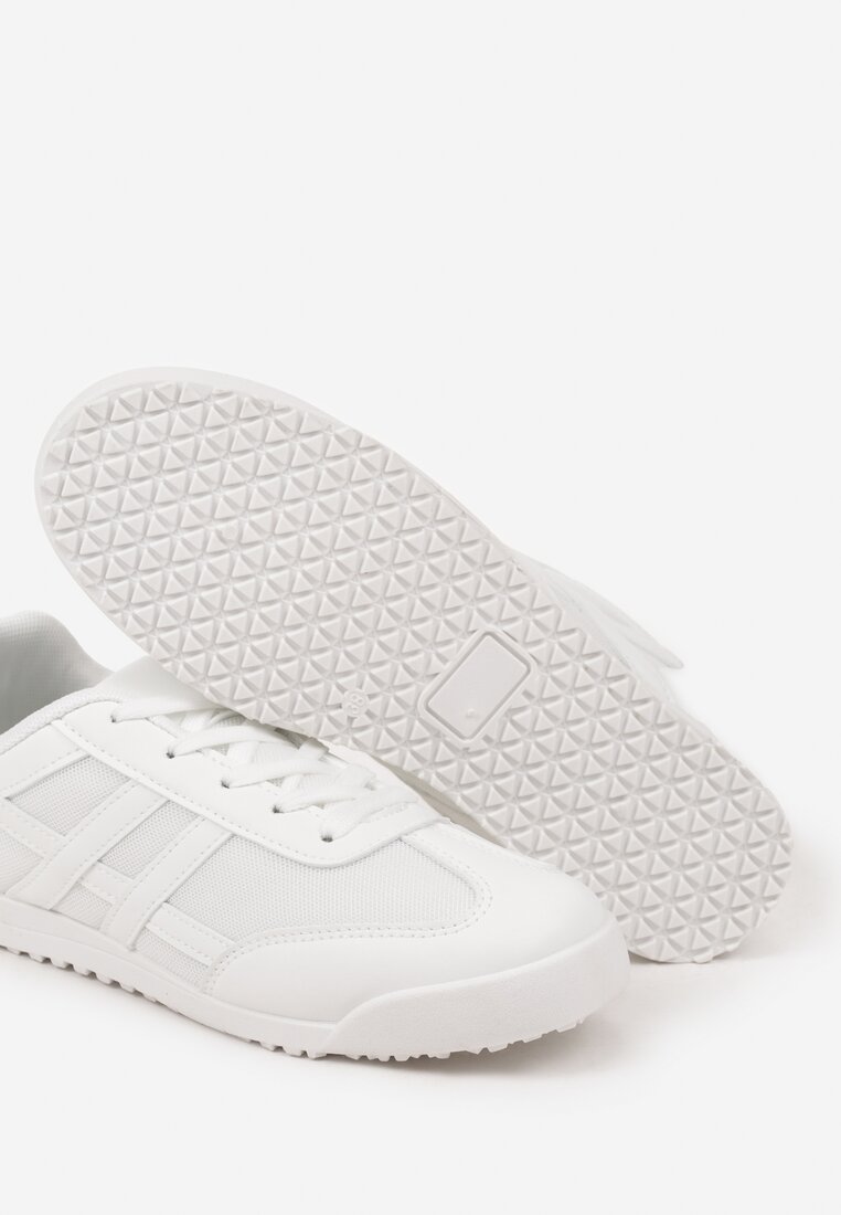 Białe Sneakersy na Płaskiej Podeszwie z Geometrycznym Wzorem Rivmi