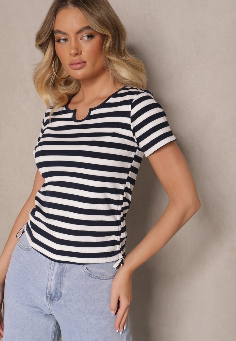 Granatowo-Biały T-shirt z Prążkowanego Materiału Ozdobiony Troczkiem Evelreti