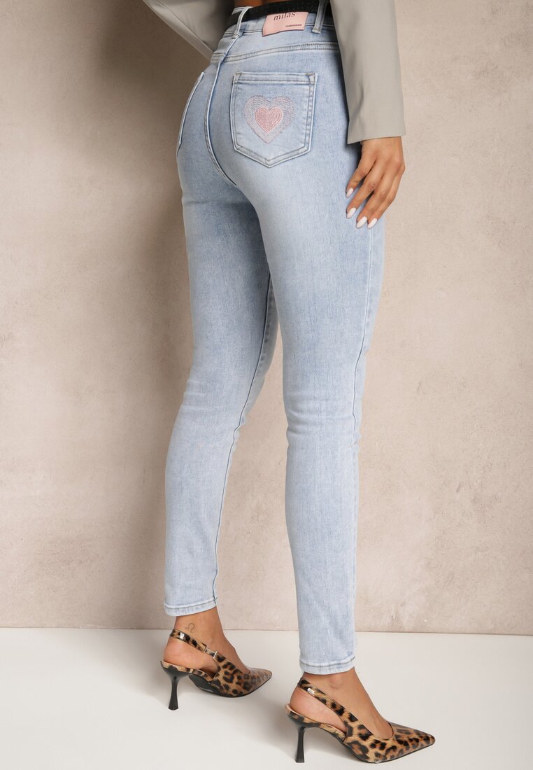 Niebieskie Jeansy o Kroju Slim High Waist Zdobione Haftem w Kształcie Serca Araniah