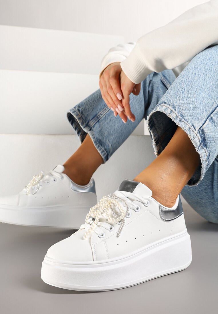 Biało-Srebrne Sneakersy na Platformie z Perełkami Przy Sznurowadłach Ulianori