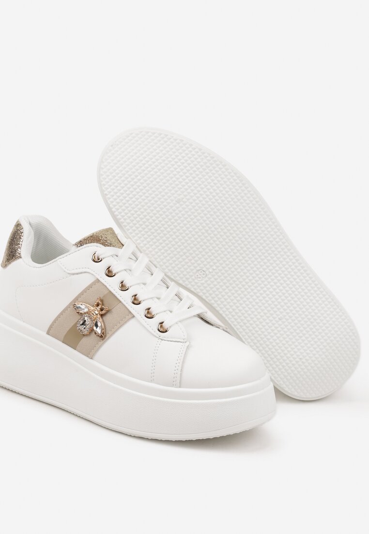 Biało-Złote Sneakersy z Ozdobną Aplikacją Owada z Przeszyciami na Platformie Ommea