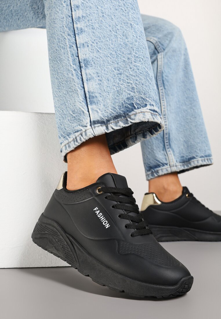 Czarne Buty Sportowe Sneakersy na Podeszwie z Tłoczeniami Zdobione Metaliczną Wstawką Arulla