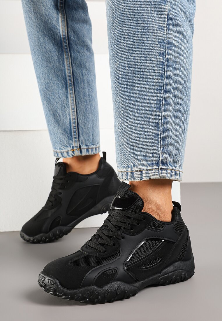 Czarne Sneakersy Ozdobione Tłoczoną Cholewką Pillitha