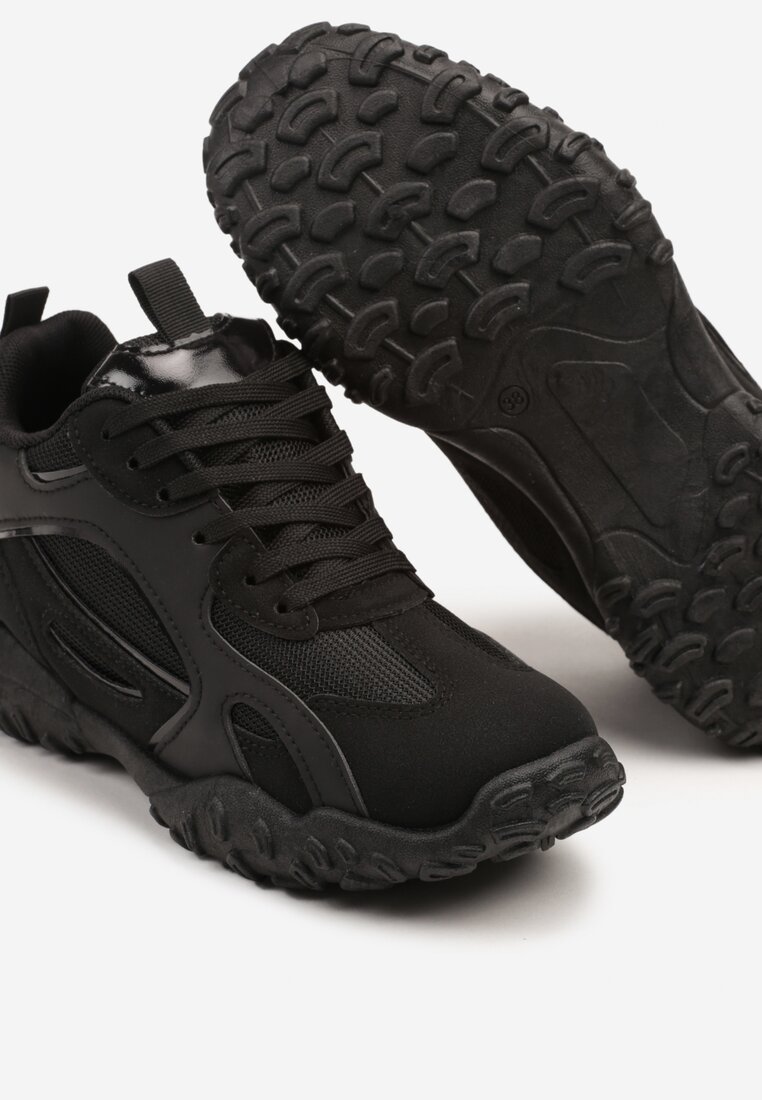 Czarne Sneakersy Ozdobione Tłoczoną Cholewką Pillitha