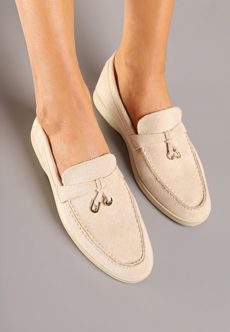 Beżowe Mokasyny z Ekozamszu Zdobione Metaliczną Zawieszką Ralselia