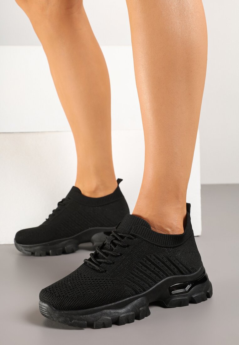 Czarne Buty Sportowe Sneakersy z Siateczki na Tłoczonej Podeszwie Zdobionej Aplikacją Neltewia