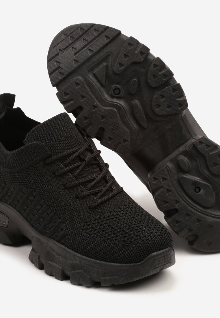 Czarne Buty Sportowe Sneakersy z Siateczki na Tłoczonej Podeszwie Zdobionej Aplikacją Neltewia