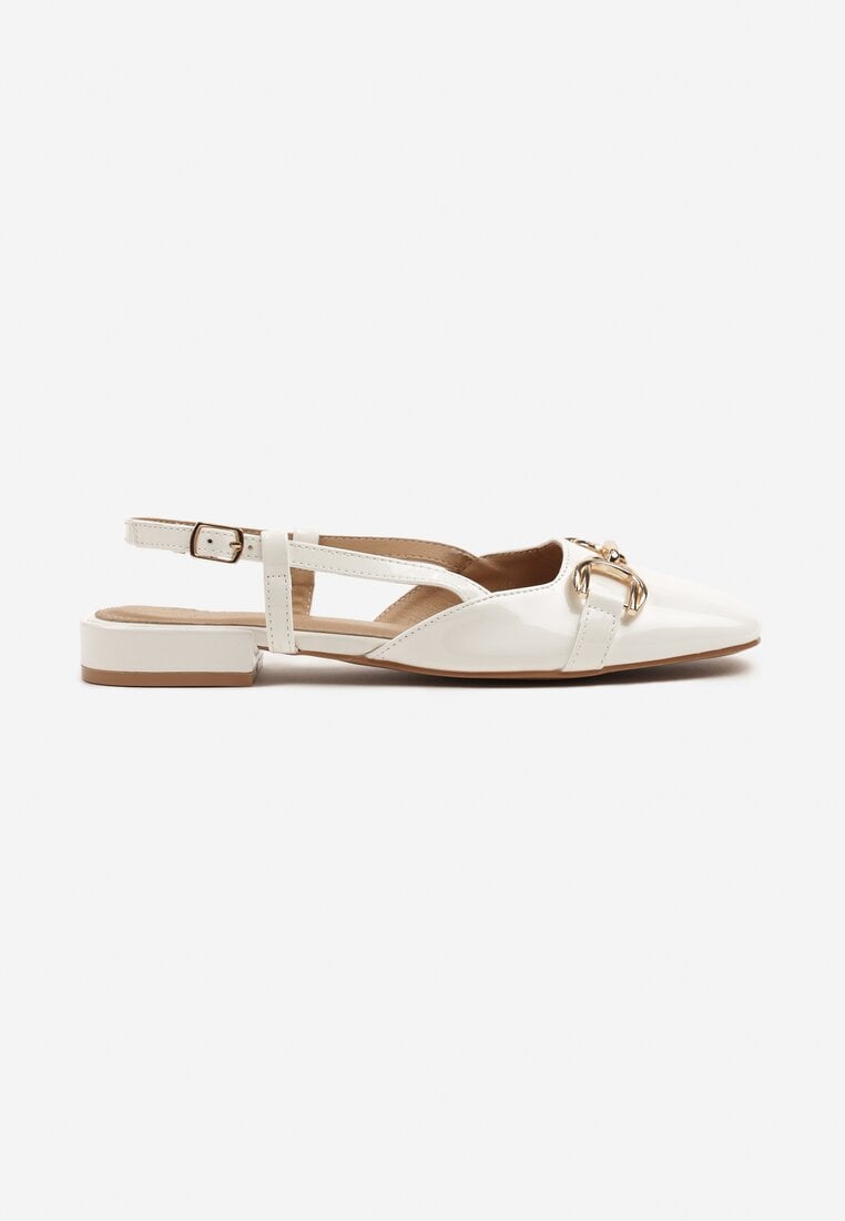 Białe Sandały Lakierowane Slingback Ozdobione Metalową Aplikacją Sonoriana