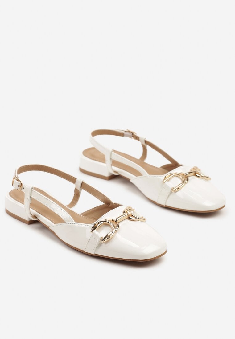 Białe Sandały Lakierowane Slingback Ozdobione Metalową Aplikacją Sonoriana