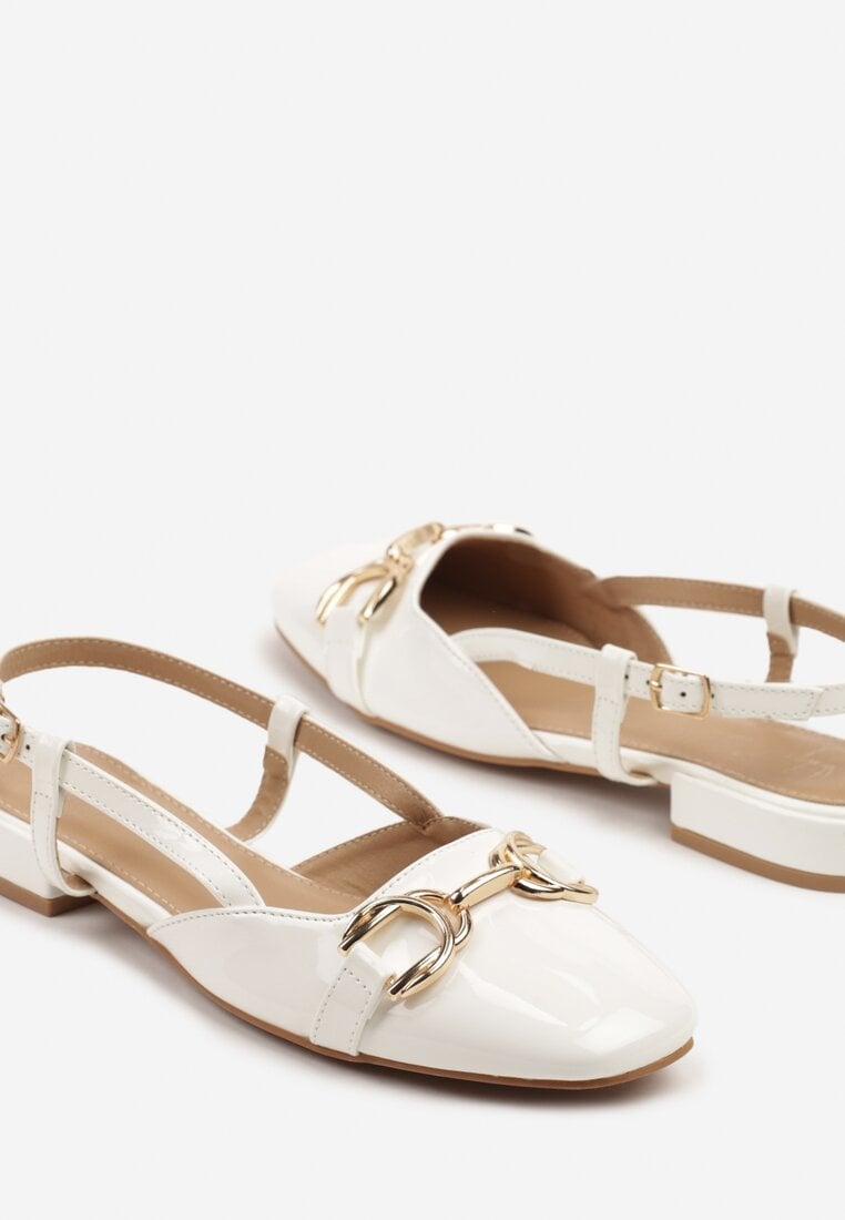 Białe Sandały Lakierowane Slingback Ozdobione Metalową Aplikacją Sonoriana
