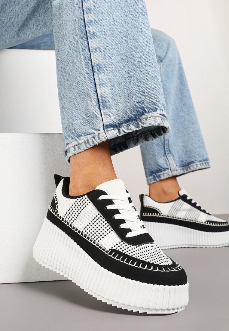 Czarno-Białe Sneakersy na Tłoczonej Platformie z Ozdobnymi Przeszyciami Faloviela
