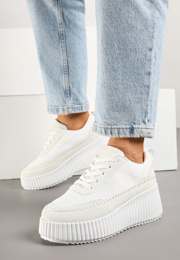 Białe Sneakersy na Tłoczonej Platformie z Ozdobnymi Przeszyciami Faloviela