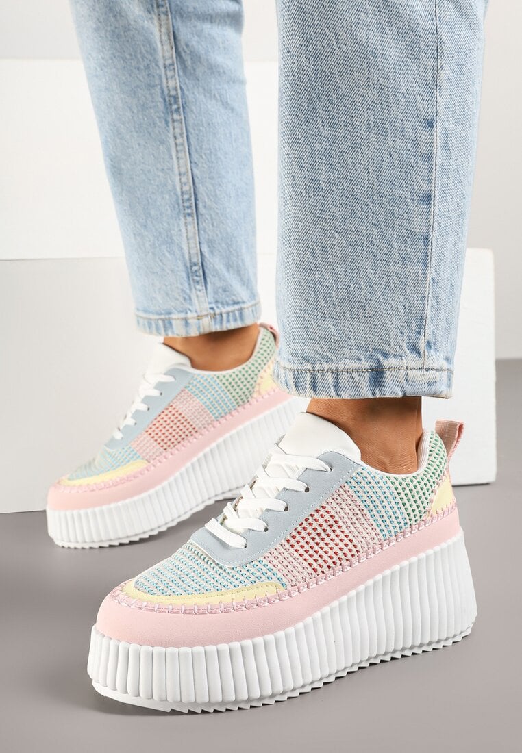 Różowo-Niebieskie Sneakersy na Tłoczonej Platformie z Ozdobnymi Przeszyciami Faloviela