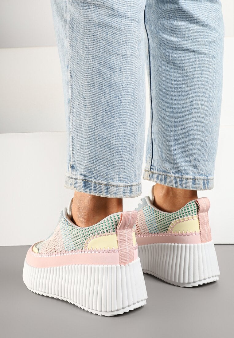 Różowo-Niebieskie Sneakersy na Tłoczonej Platformie z Ozdobnymi Przeszyciami Faloviela