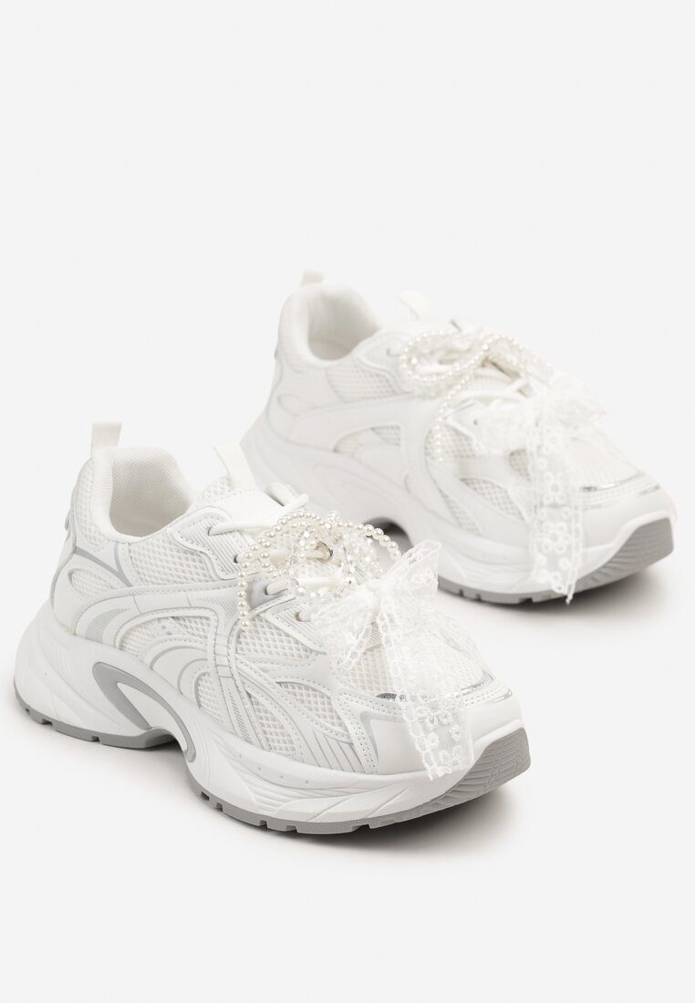 Białe Sneakersy z Koralikami Kokardą i Geometrycznym Wzorem Sarivela