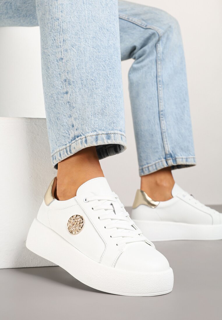 Białe Sneakersy ze Skóry Naturalnej Ozdobione Metaliczną Aplikacją Halirithia