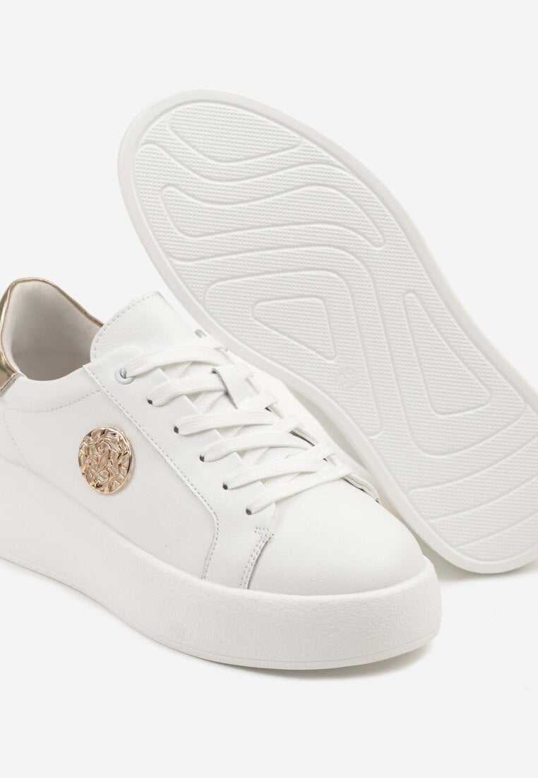 Białe Sneakersy ze Skóry Naturalnej Ozdobione Metaliczną Aplikacją Halirithia