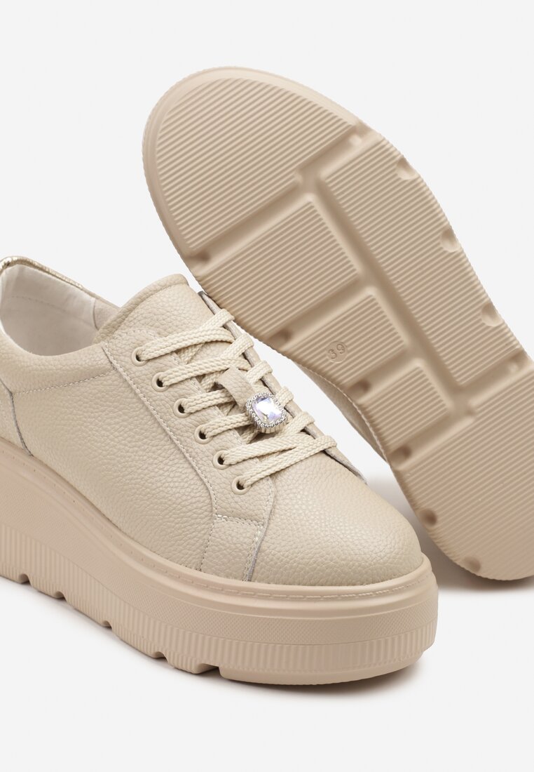 Beżowe Sneakersy Skórzane na Platformie z Metaliczną Ozdobą Rivzekia
