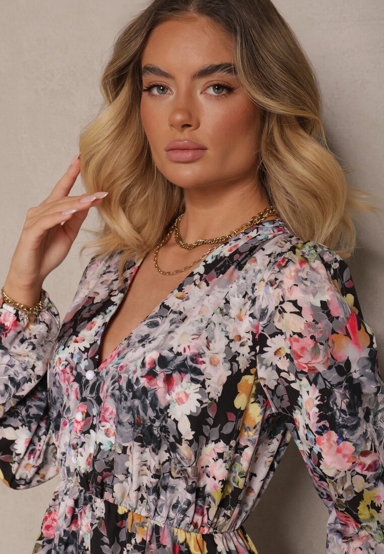 Czarna Sukienka w Kwiatowy Print o Rozkloszowanym Kroju z Dekoltem w Serek Janellia