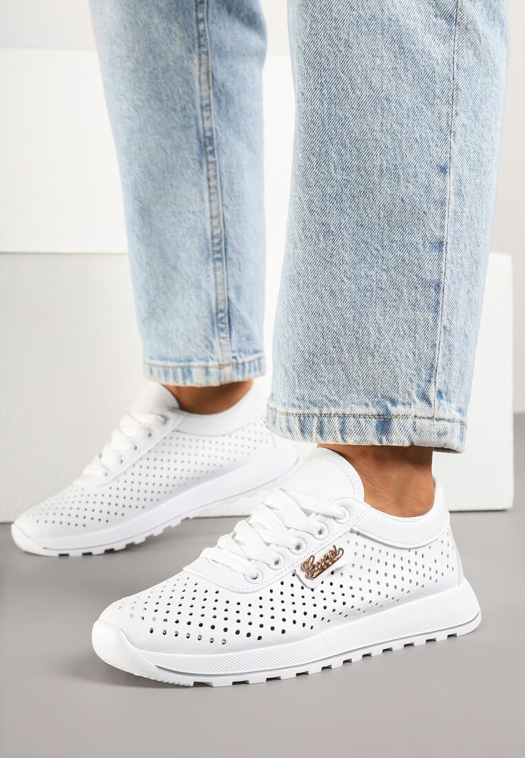 Białe Sneakersy z Ażurową Cholewką i Metalicznym Napisem Turesse
